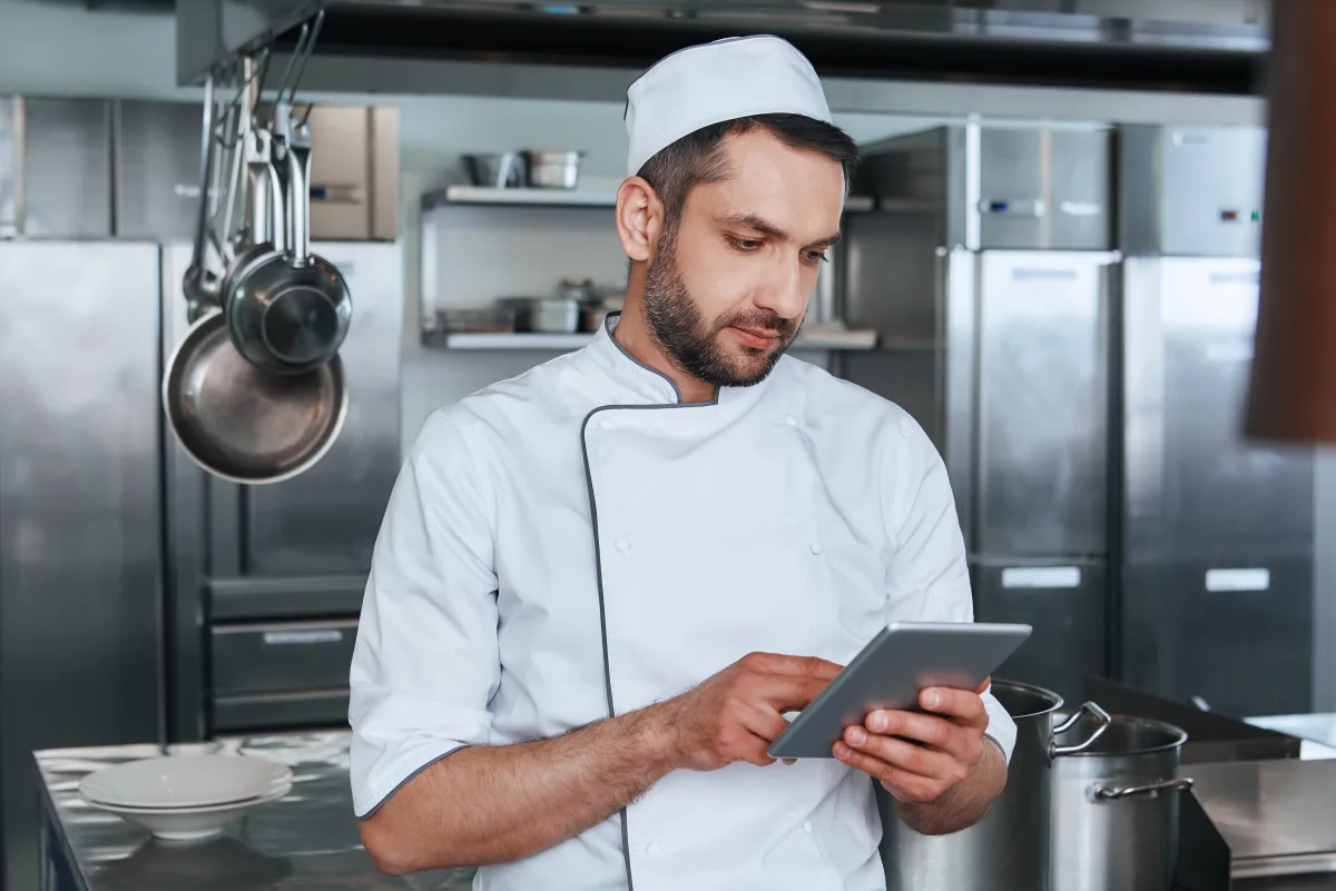 Jak nauczyliśmy sztuczną inteligencję rozumieć przepisy (i dlaczego restauratorzy są nam za to wdzięczni)