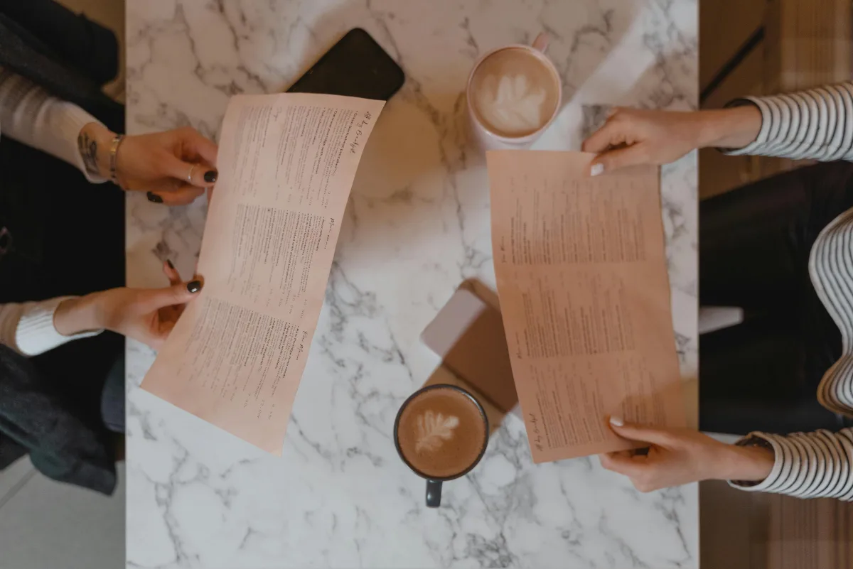 Podatek od makulatury: ile tak naprawdę kosztuje restaurację miłość do papierowych menu?